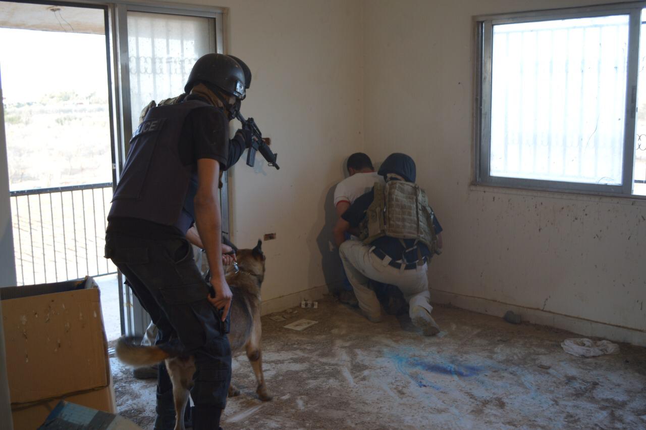 ضبط مطلوب «مسلح و خطير» واخر