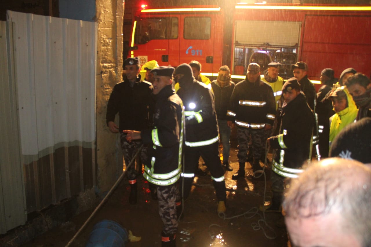 البحث عن شخص جرفته مياه الأمطار