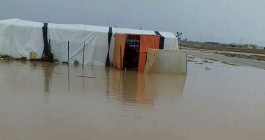 عجلون: الأمطار تداهم أسرة تسكن في