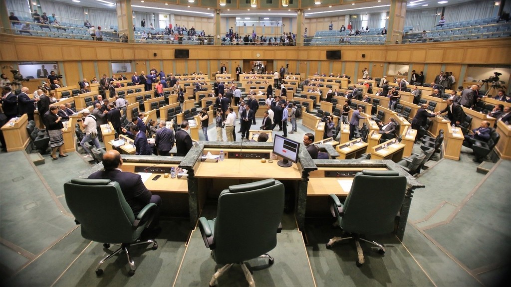 اللجنة المالية النيابية تلتقي الرزاز اليوم