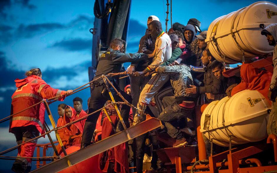 مأساة رضيع وضعته أمه على قارب