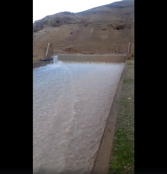 شاهد.. بدء فيضان سد وادي شعيب