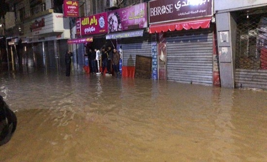 عمان تغرق في ريقها.. كأن الأمطار