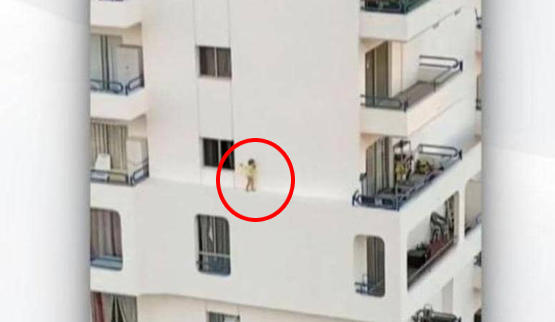 فيديو يحبس الانفاس.. طفل يسير على