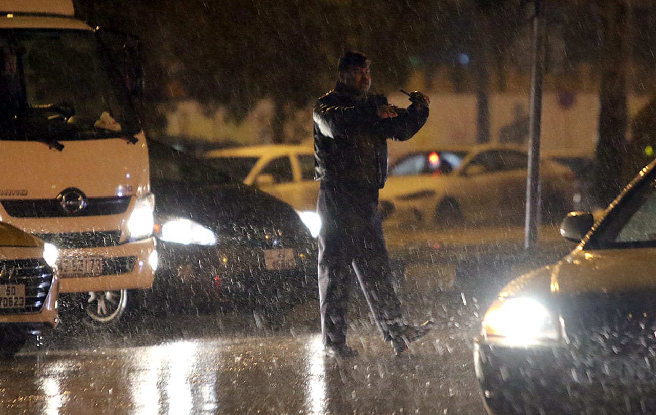 ماذا يفعلون.. (صور)