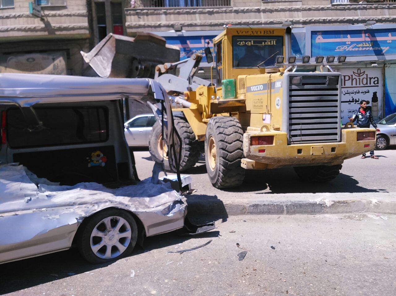 جرافة تقتحم باصا في الزرقاء.. (صور)