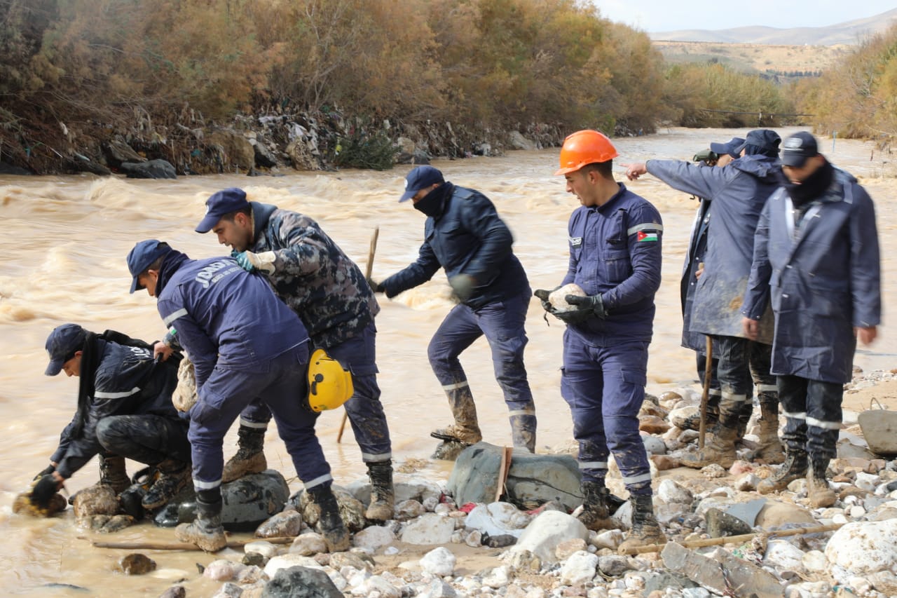 250 منقذا وغطاسا يبحثون عن شاب