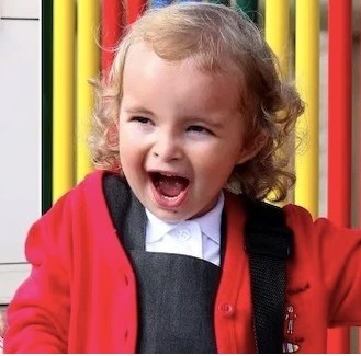 طفلة تفوز بميدالية كاراتيه رغم حالتها