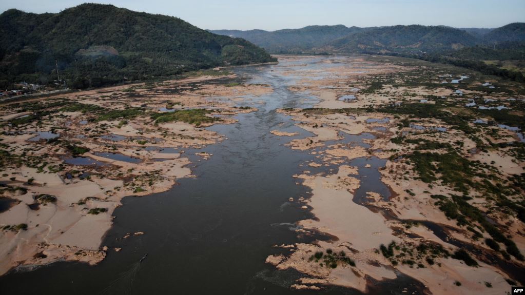 رئيس وزراء تايلاند يحث الشعب على