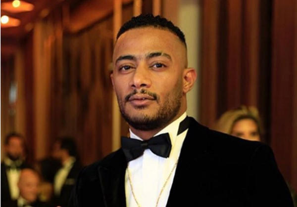 محمد رمضان يدخل بسيارته الفارهة إلى