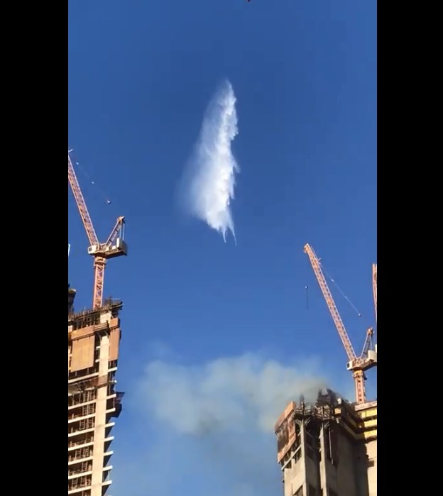 شاهد.. طائرة لإطفاء الحريق تخطىء البرج