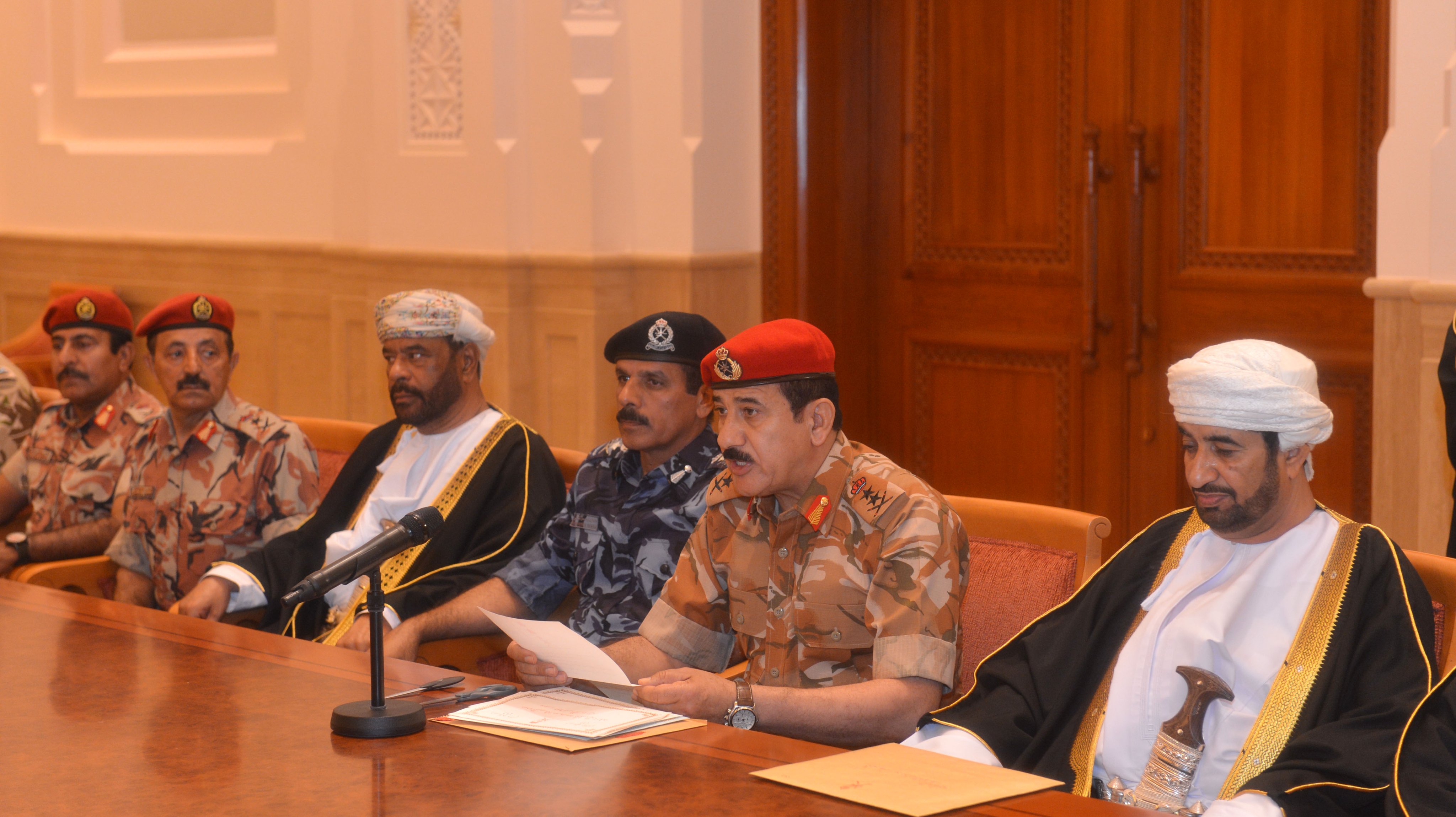 شاهد.. لحظة فتح وصية سلطان عمان