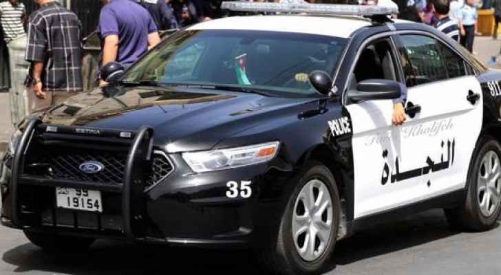 الأمن يوقف شاب يرتدي ملابس نسائية