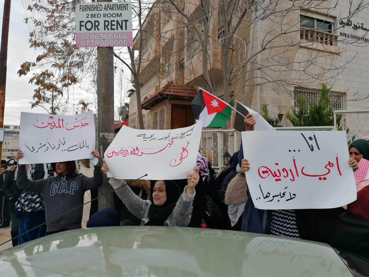 أردنيات يناشدن الأمير حمزة (صور)