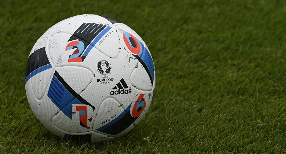 لاعب يوجه لحكم المباراة ضربة قاضية