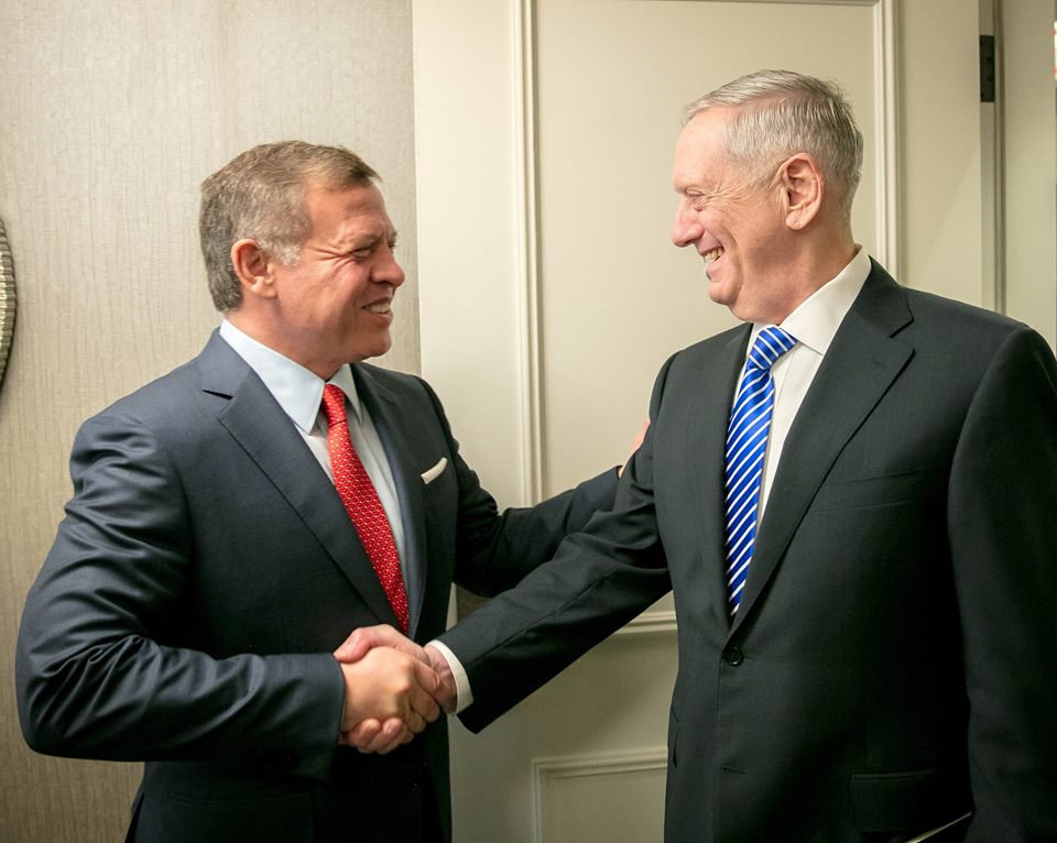 الملك يلتقي وزير الدفاع ومستشار الأمن