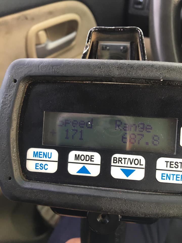 الأمن يضبط سائقين يسيران بسرعة جنونية