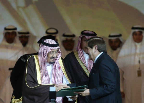 خادم الحرمين يسلم الكركي جائزة الملك