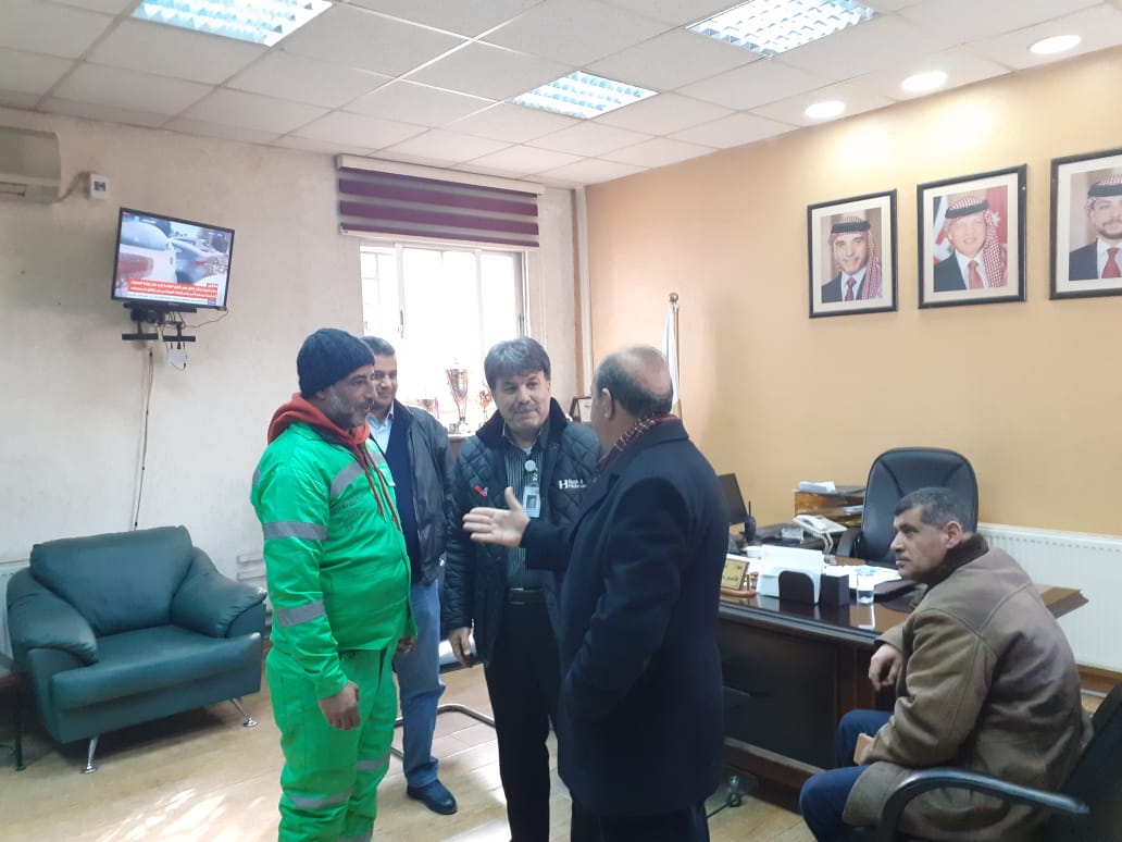 عامل وطن يعثر على محفظة تحوي