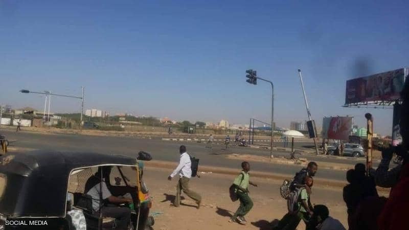 إغلاق للمطار وتحرك للجيش.. ماذا يحدث