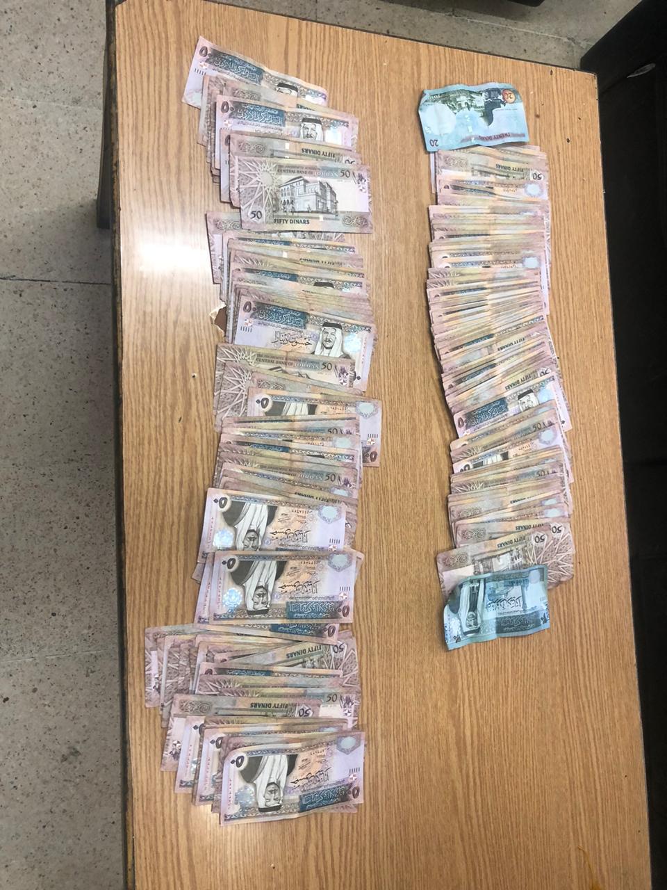 ضبط شخص سرق 1633 1632 الاف