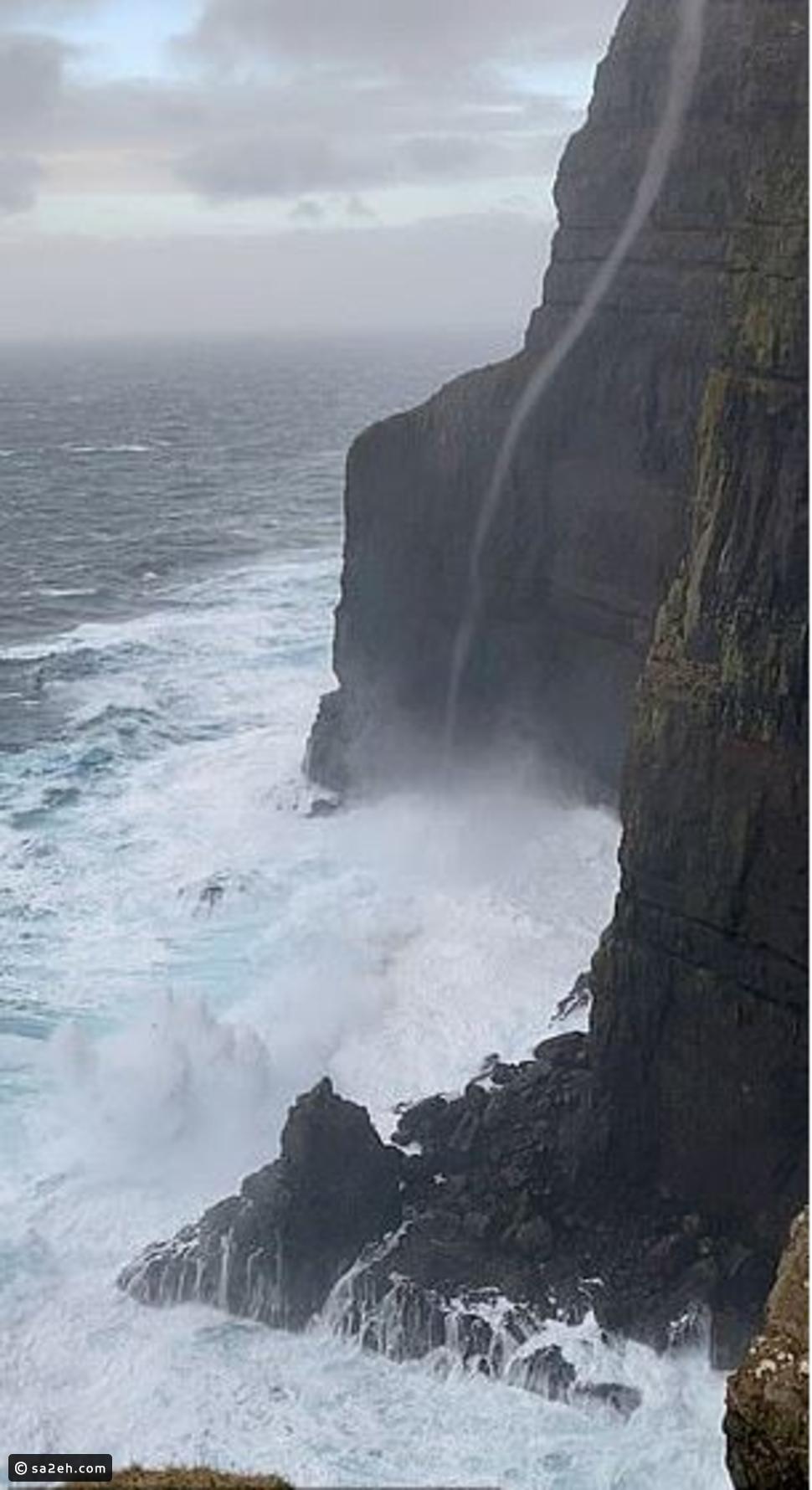 مياه شلال تتحدى الجاذبية وتصعد إلى