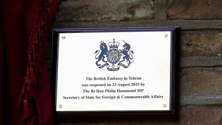 التلفزيون الإيراني: السفير البريطاني غادر طهران