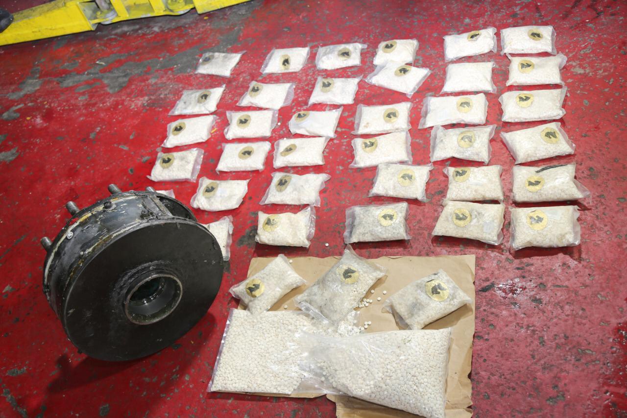 شاهد كيف حاول 3 أشخاص تهريب