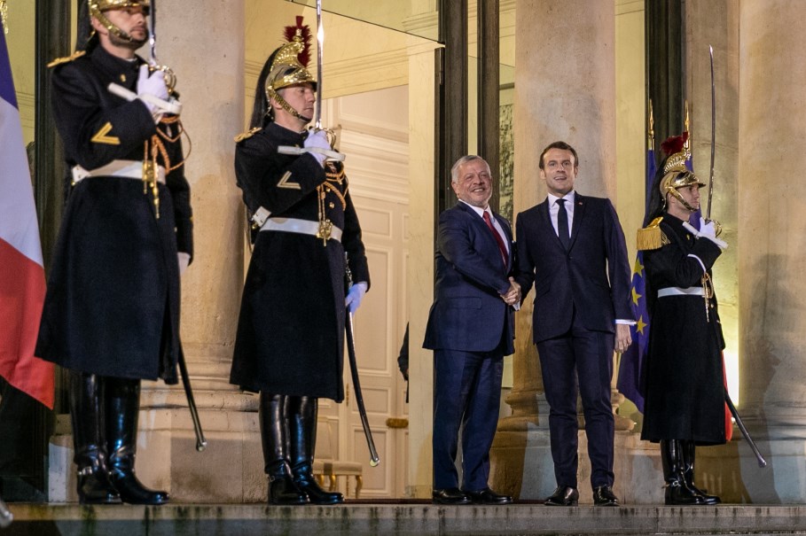 ماكرون يستقبل الملك في قصر الإليزيه..