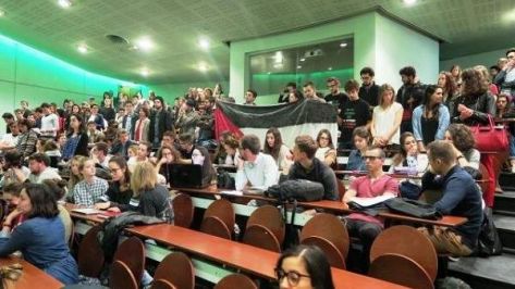 شاهد ماذا فعل طلاب فرنسيون بسفيرة