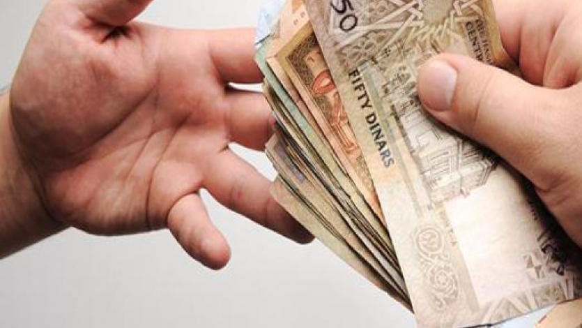 يريد رد دين الناس فماذا يفعل؟