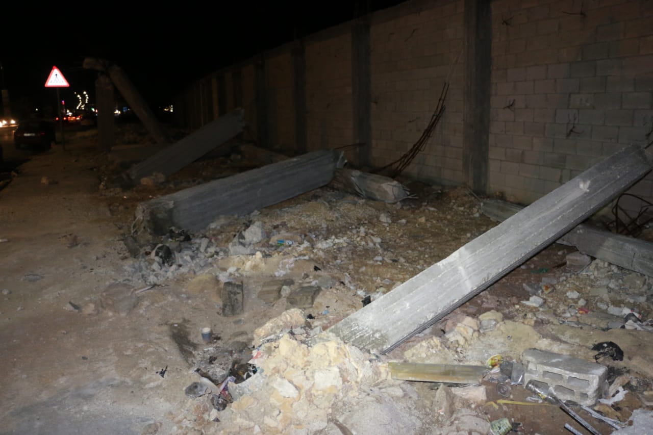 هدم بناء مكون من 37 مخزنا