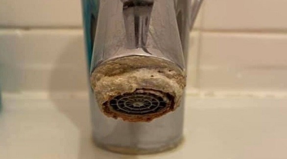 حيلة ذكية لإزالة الكلس من الصنابير