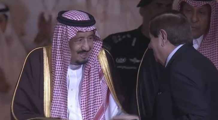 بالفيديو.. الملك سلمان يسلم مجمع اللغة