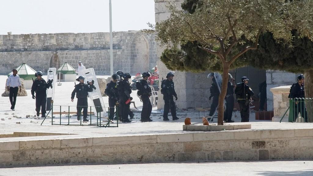 اعتداءات على المصلين في المسجد الأقصى