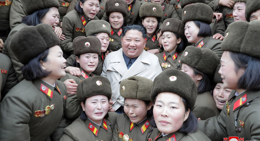 شاهد.. . جنديات يغنين ويبكين أمام