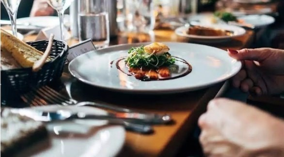 إجراءات غير صحية تتبعها المطاعم لتحسين