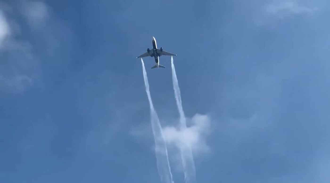 طائرة تسكب وقودها فوق مدرسة ابتدائية