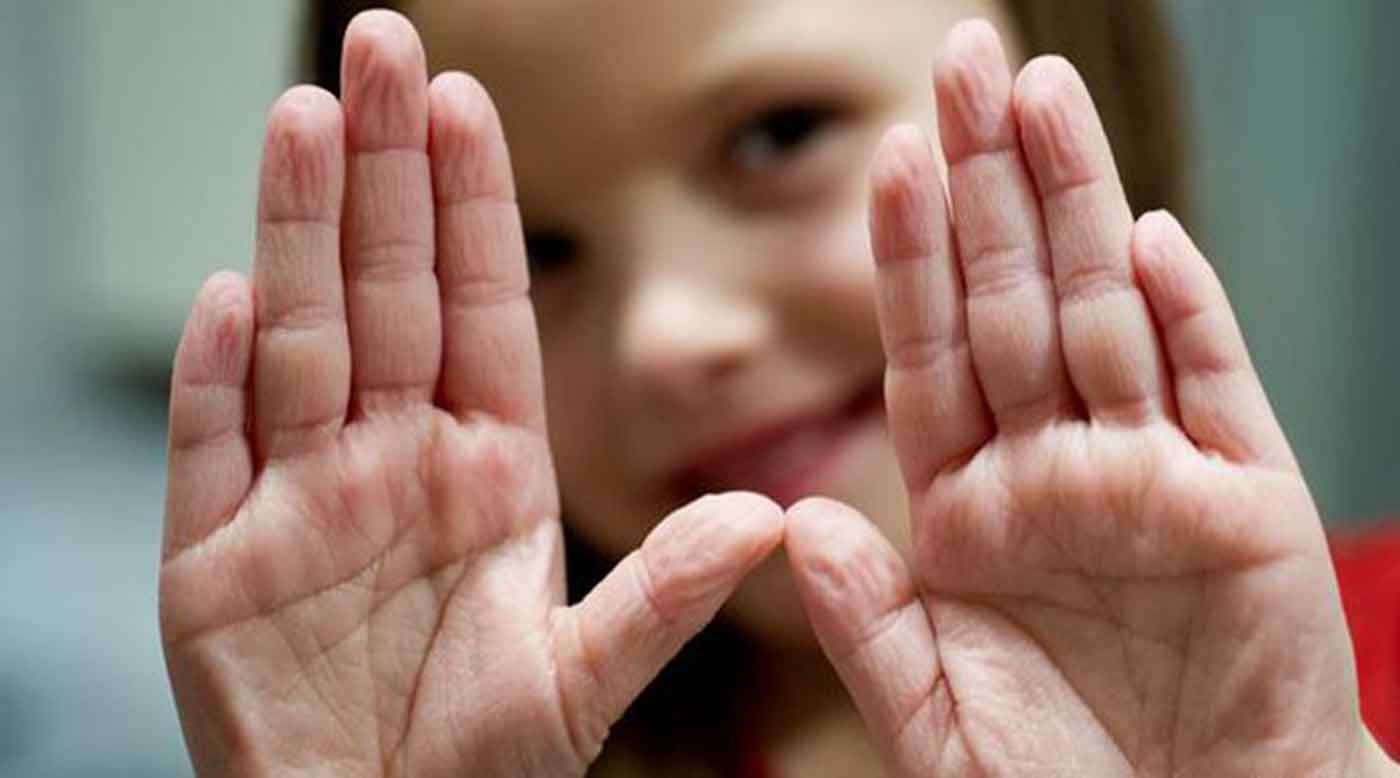 لماذا ينكمش جلد الأصابع في الماء؟