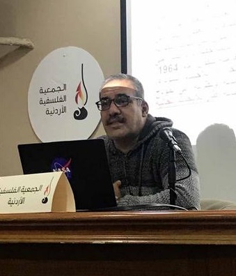 باحث يحاضر حول الانفجار العظيم في