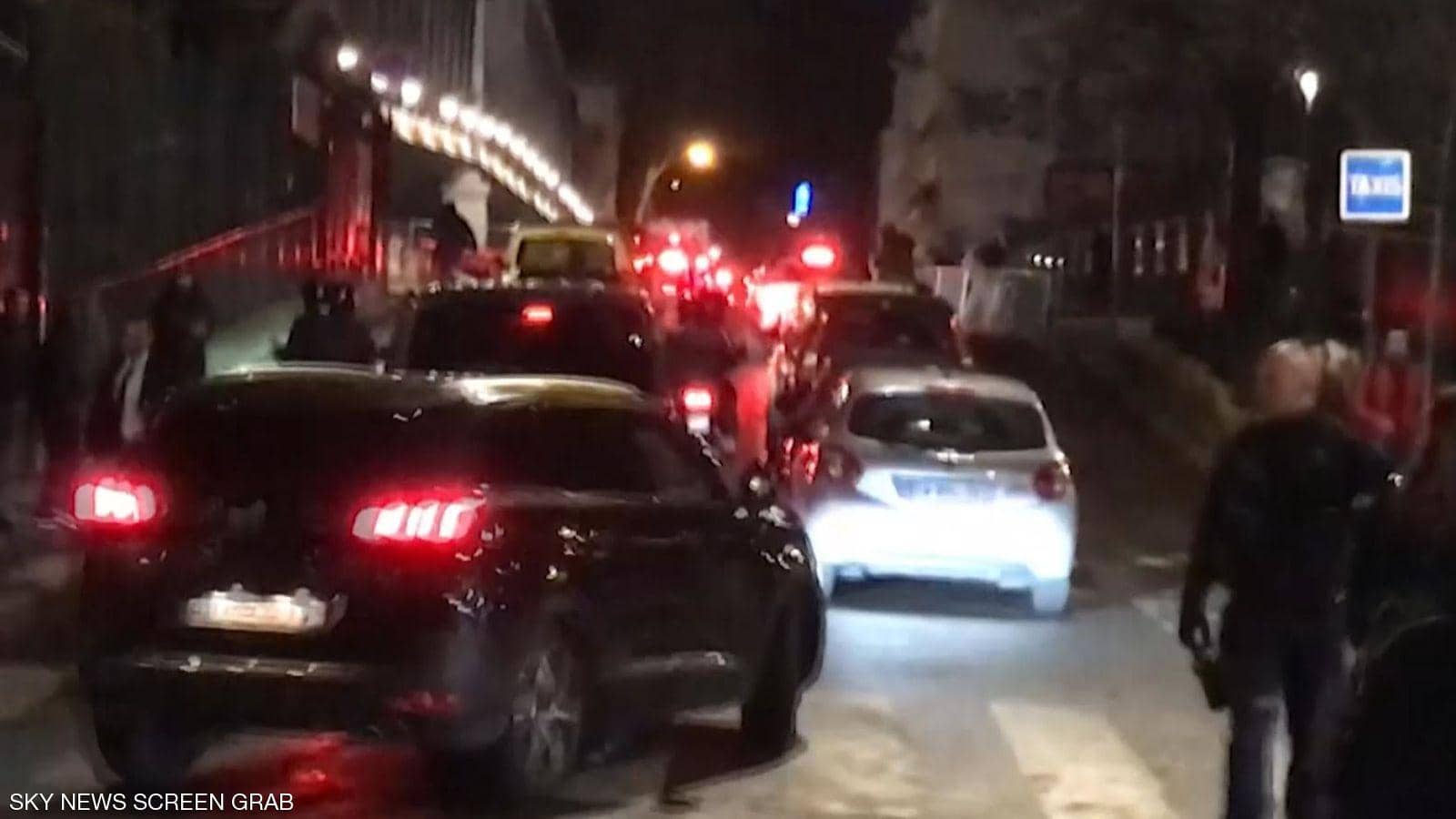 صورة «الهروب الكبير من المتظاهرين».. ماكرون