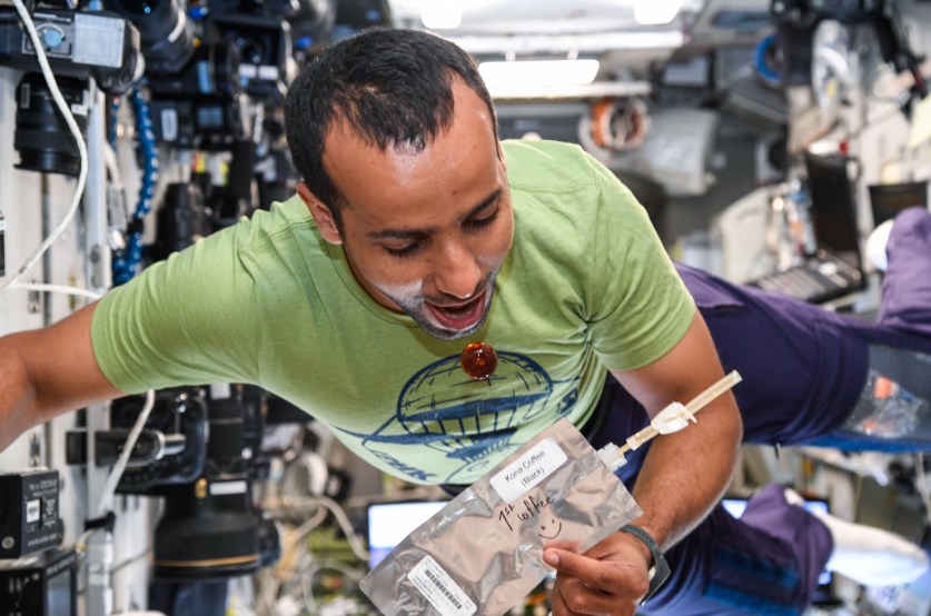 هزاع المنصوري يكشف طريقة تحضير القهوة