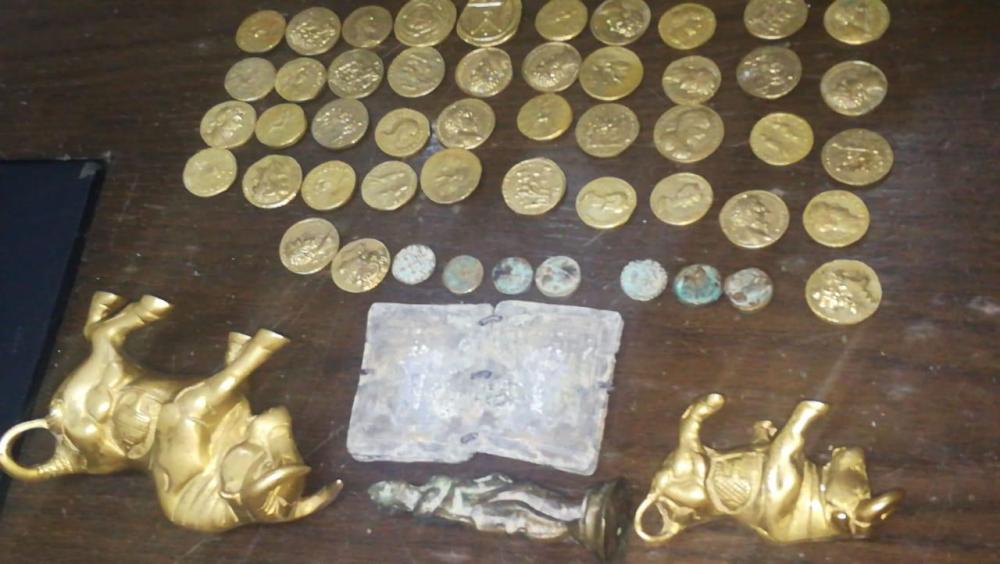 ضبط مجموعة من القطع الاثرية بحوزة