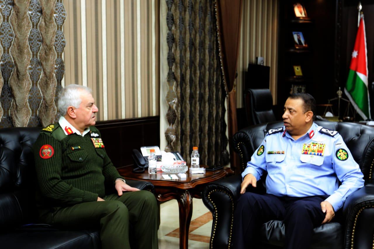 اللواء الطيار يوسف الحنيطي في مكتب