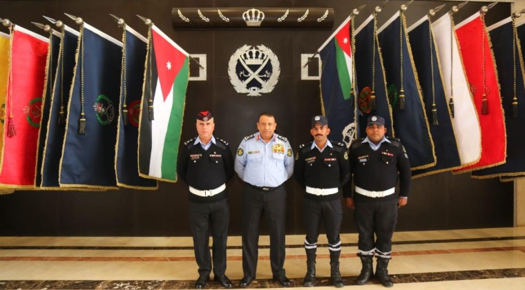 الحواتمة يكرم ضابطا وضابطي صف من