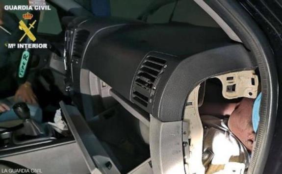 طفل مهاجر يختبئ بأغرب مكان في