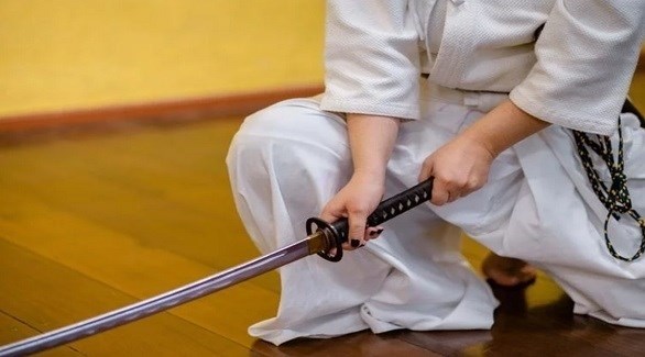 يطلب تسوية النزاع مع زوجته بمبارزة