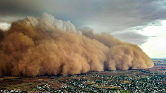 بعد الحرائق والأمطار.. عاصفة ترابية عملاقة