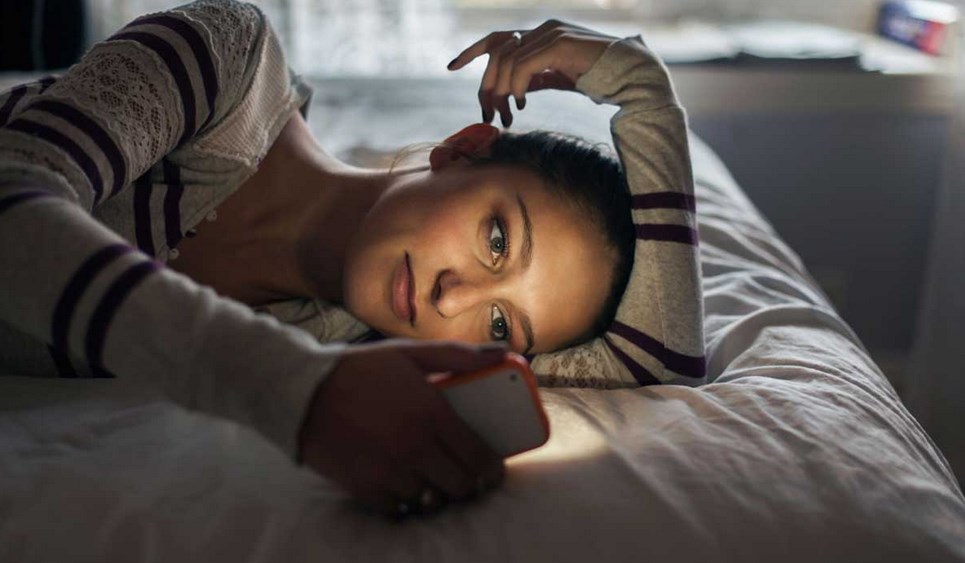 هل تعتاد على تصفح هاتفك المحمول