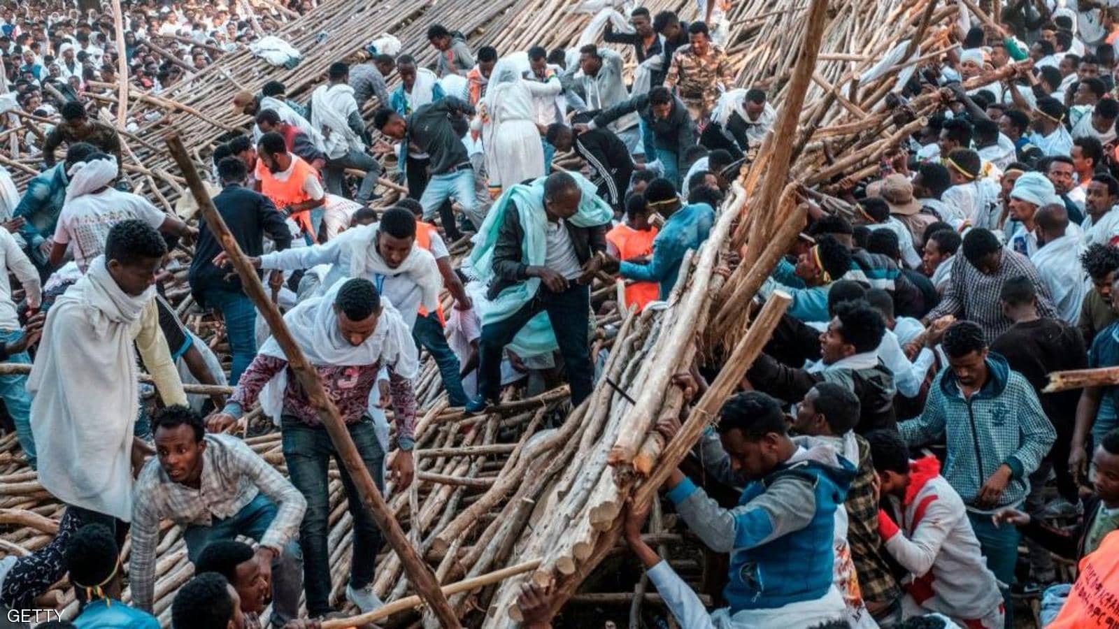 بالصور.. انهارت المنصة أثناء المهرجان فوقعت